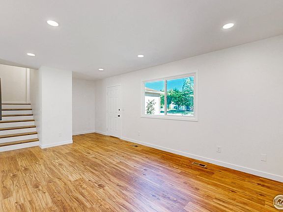 5th image of 2719 Wyandotte Dr