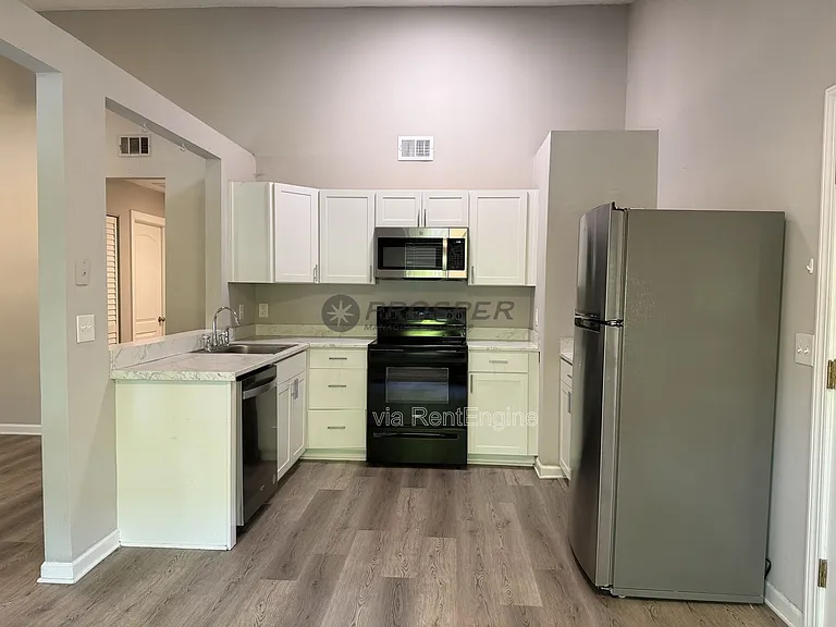 1047 Oakcrest Dr — Photo 7