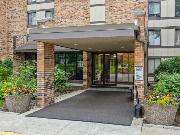 301 Lake Hinsdale Dr APT 404, Willowbrook, IL 60527