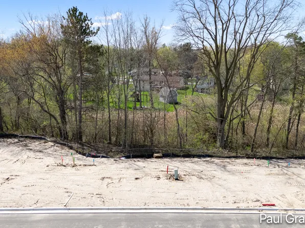 3052 Creek Dr SE, Grand Rapids, MI 49512