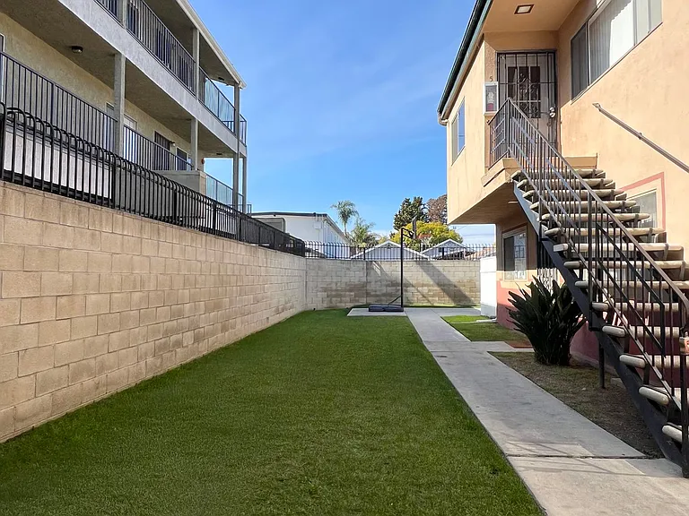 1381 Temple Ave — Photo 10