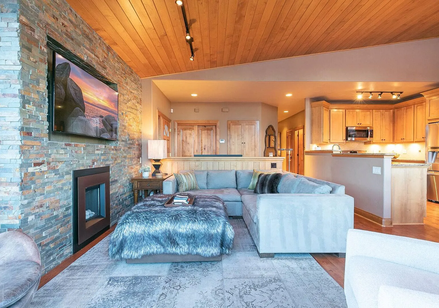 2 bed, 1340 sqft, $6,000 — Photo 2