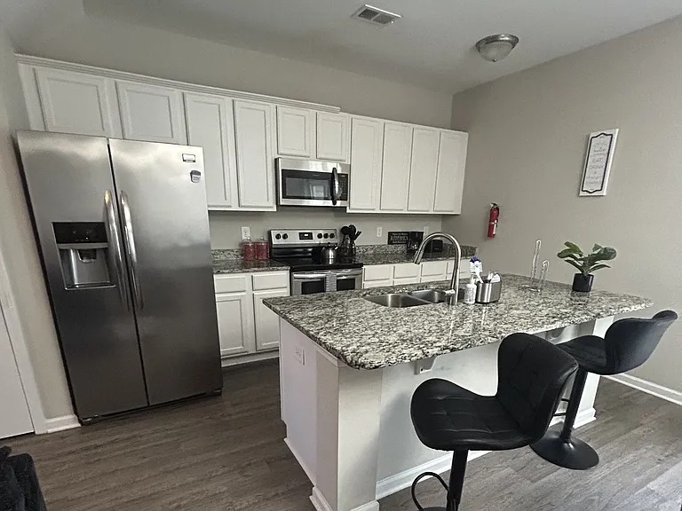 139 Hunters Grove Dr — Photo 2