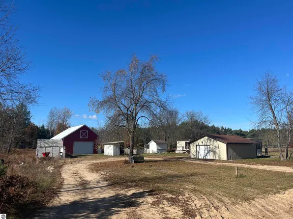 2800 Bonfire Trl, Traverse City, MI 49685