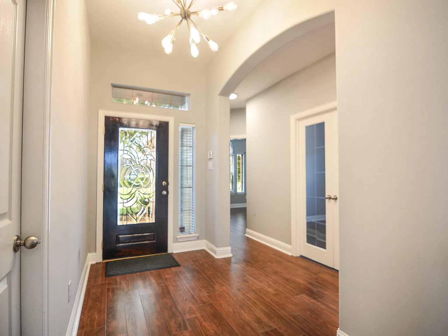 3 bed, 2.0 bath, 2117 sqft, $2,200 — Photo 2