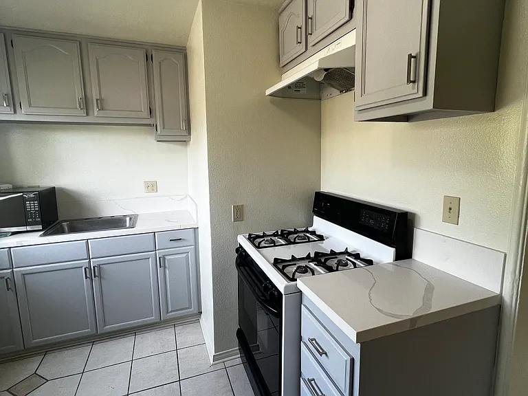 557 E Pasadena St #4 — Photo 10