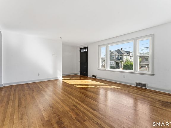 4th image of 23 Hillview Avenue
