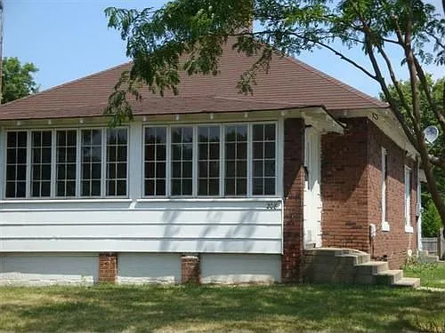 208 E McKibben St photo 1