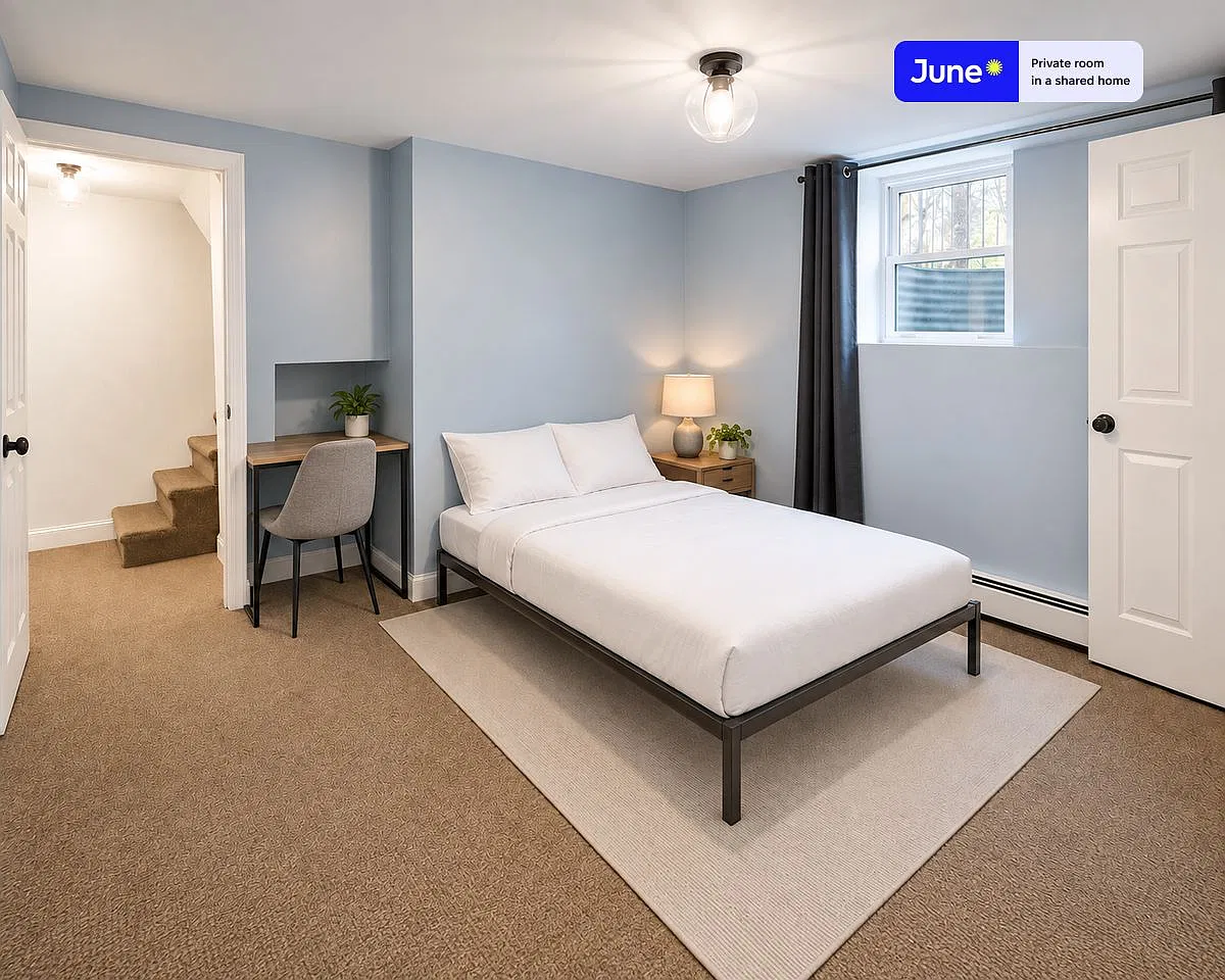 Queen bedroom in 4 bed/2 bath home in Allston #534 D — Photo 1