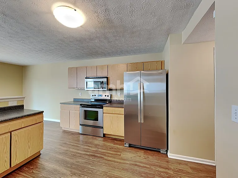 220 Hartford Ct — Photo 3