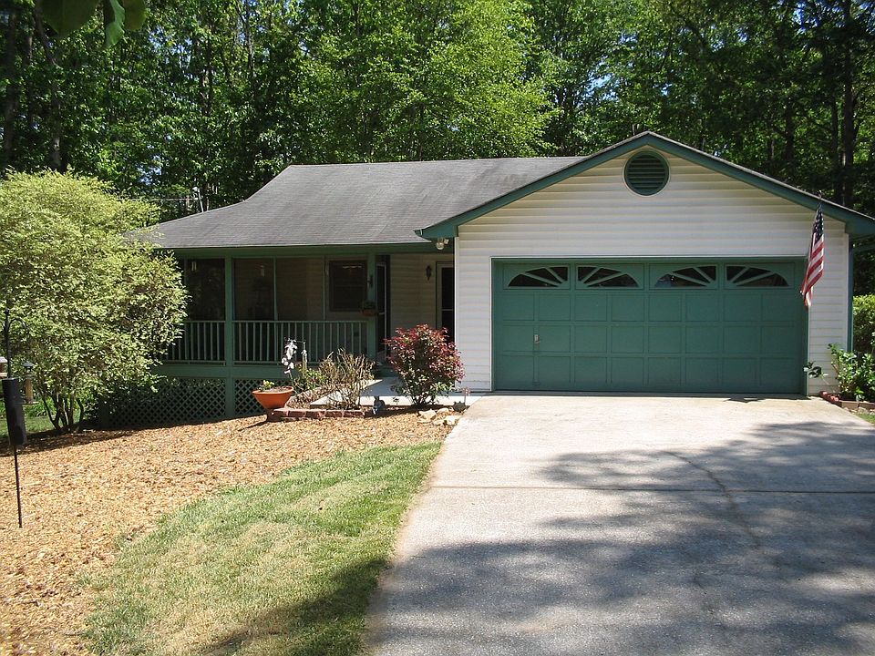 Charming Cottage Style Ranch on 1 acre wooded lot!