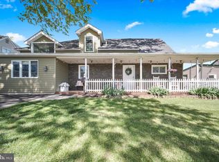 14 Rolling Ln, Levittown, PA 19055