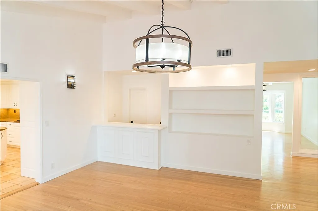 5 bed, 4.5 bath, 4800 sqft, $12,500 — Photo 1