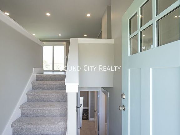 3rd image of 1608 Autumn Ridge Dr
