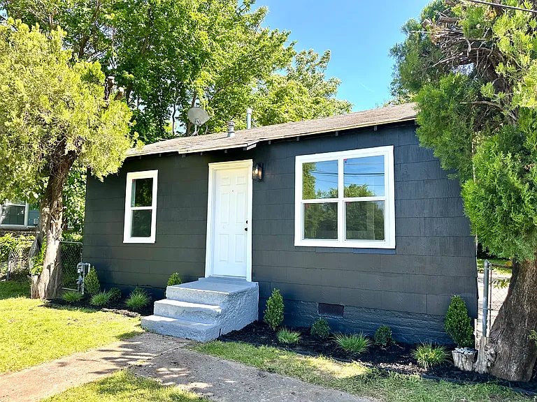 1008 E King Pl — Photo 1