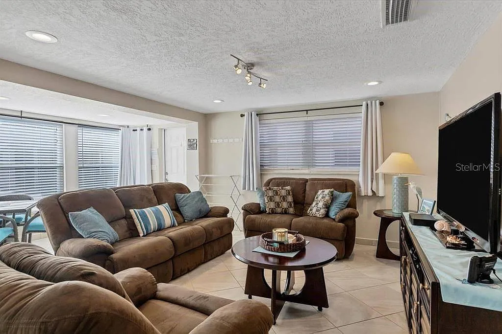 2 bed, 1.5 bath, 941 sqft, $8,370 — Photo 3