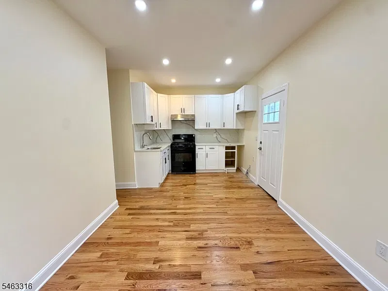 2 bed, 1.0 bath, $2,700 — Photo 2