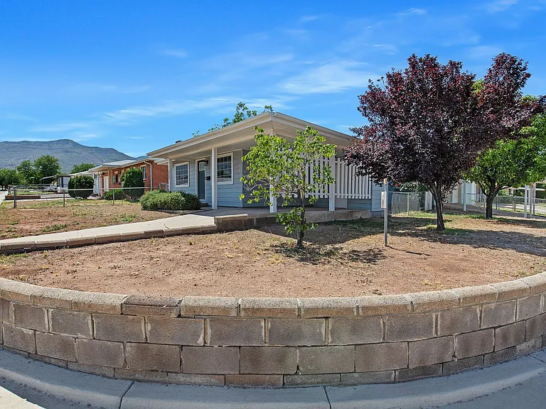 2300 Aspen Dr — Photo 2