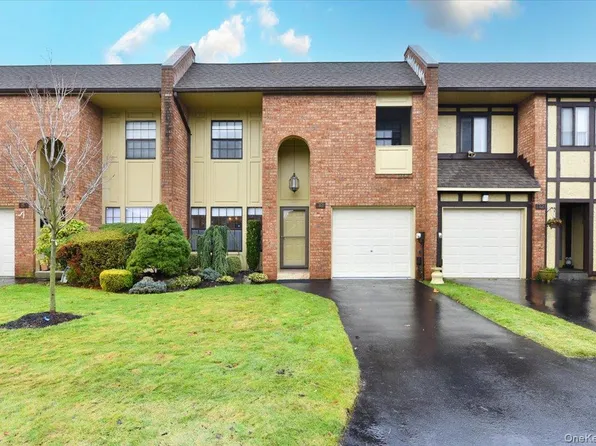 10 Southgate Circle, Massapequa Park, NY 11762
