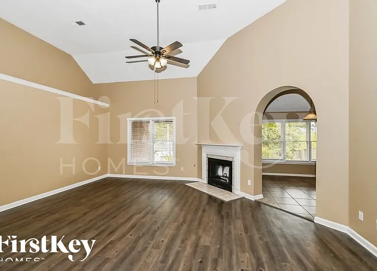 844 Tropicana Dr E — Photo 3