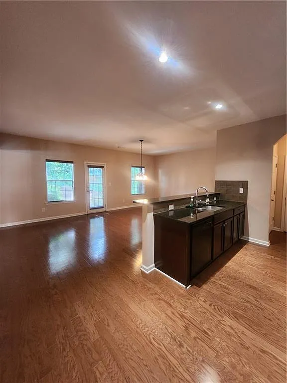 5 bed, 5.5 bath, 3799 sqft, $2,895 — Photo 4