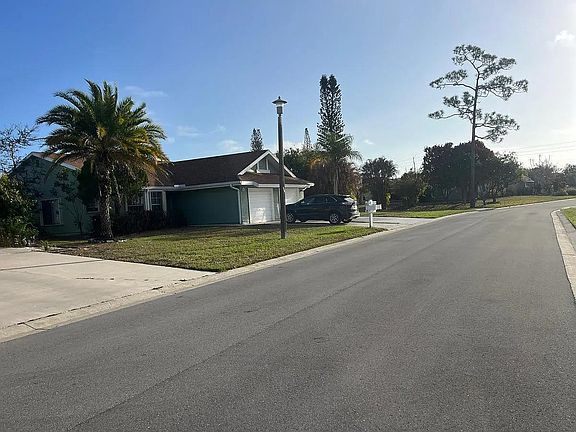 4th image of 1486 SE Larkwood Cir