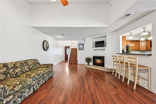 3 bed, 3.0 bath, 2169 sqft, $2,400 — Photo 4