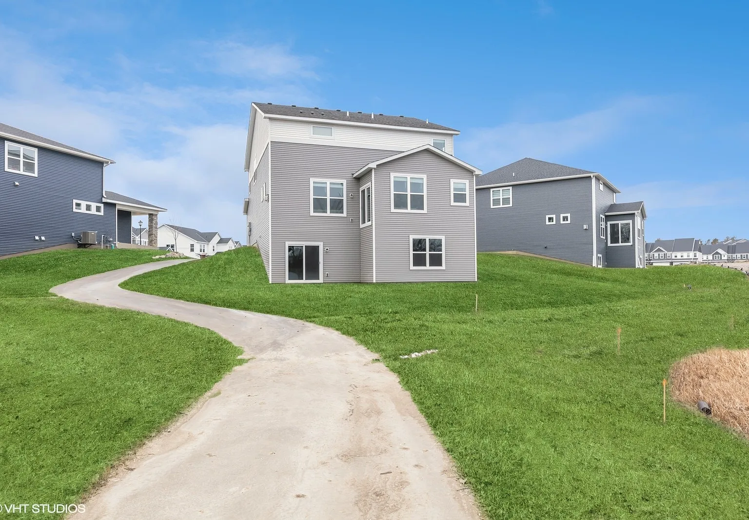 4 bed, 2993 sqft, $3,900 — Photo 2