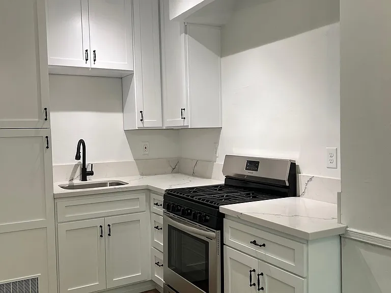 1552 N Commonwealth Ave #4 — Photo 1