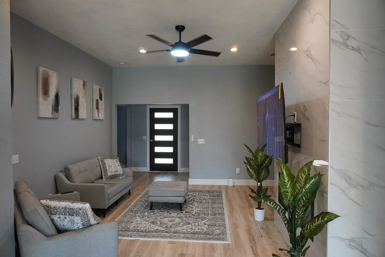 3 bed, 1883 sqft, $3,000 — Photo 2