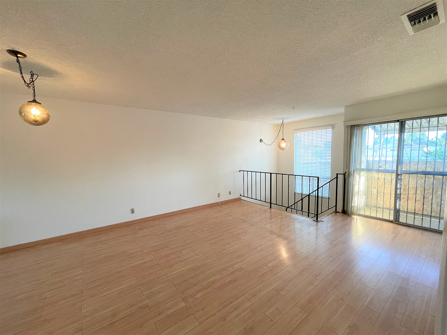 3 bed, 1403 sqft, $2,980 — Photo 3