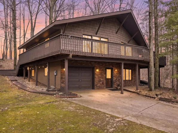 8969 Whispering Ln, Stanwood, MI 49346