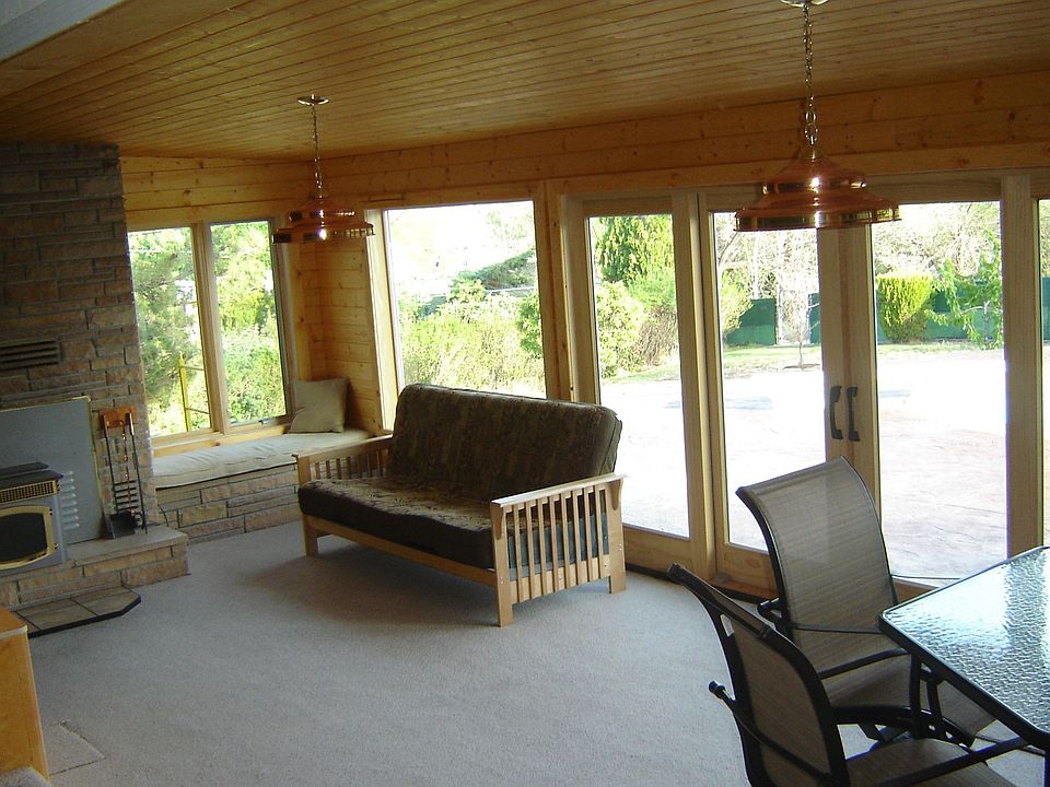 2nd image of 220 Sunnyside Dr