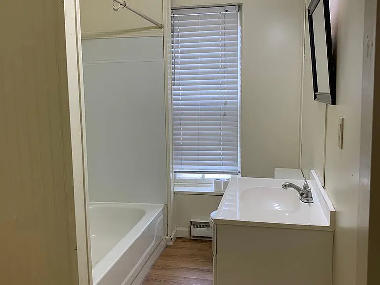 212 E King St — Photo 11