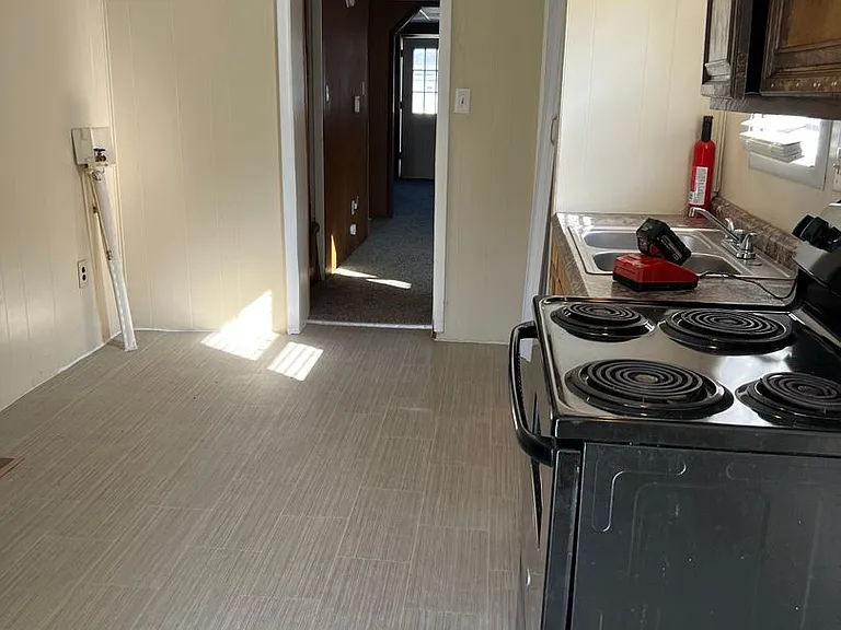 564 Salem Ave — Photo 5