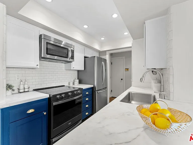 906 N Doheny Dr #311 — Photo 15