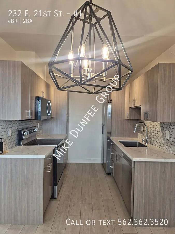 Beautiful 4 Bedroom 2 Bathroom Apartment With in Unit Washer and Dryer — Photo 2