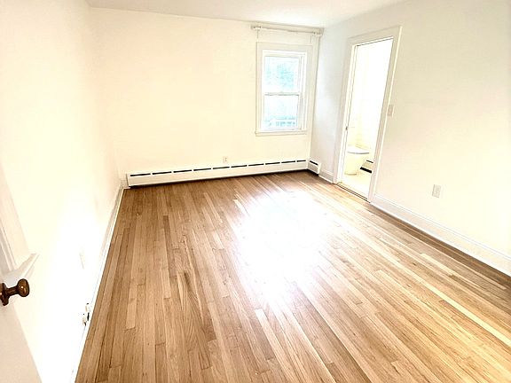5th image of 129 Billings St