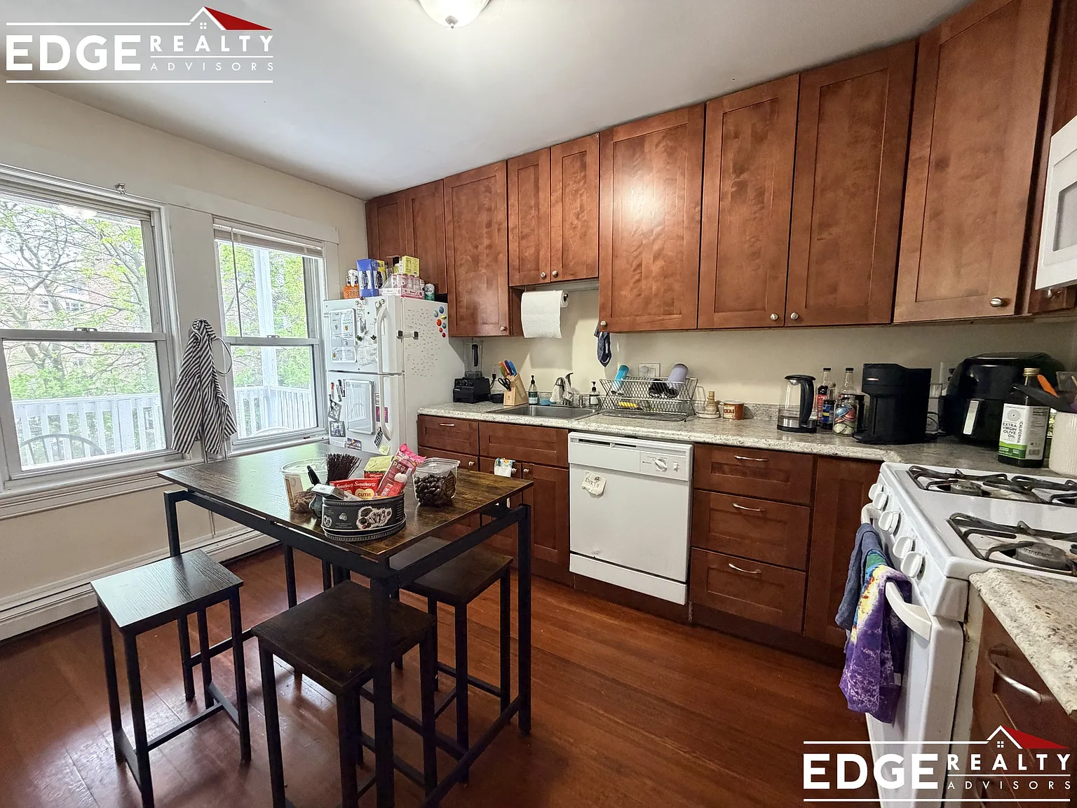4 bed, 1.5 bath, 1400 sqft, $4,200 — Photo 3