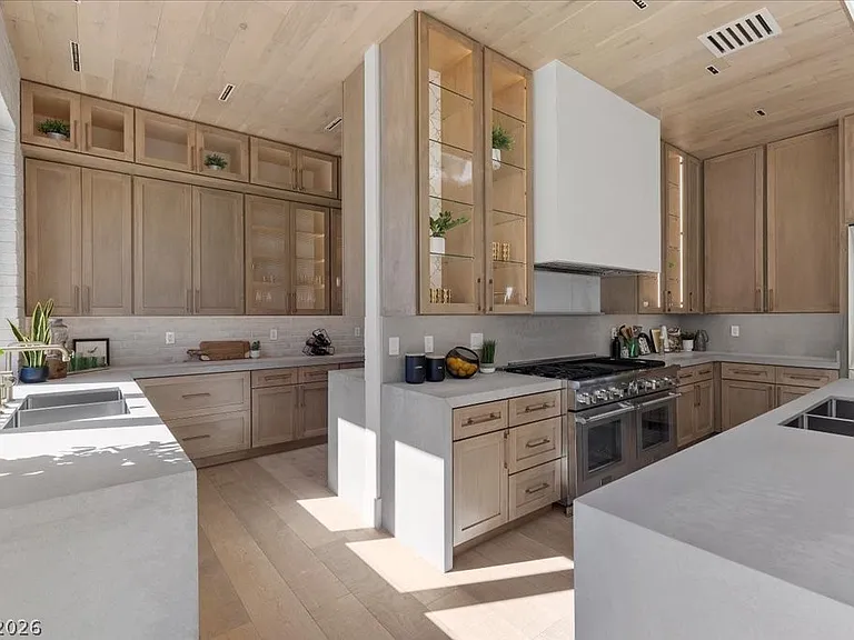 2401 Driftwood Dr — Photo 34