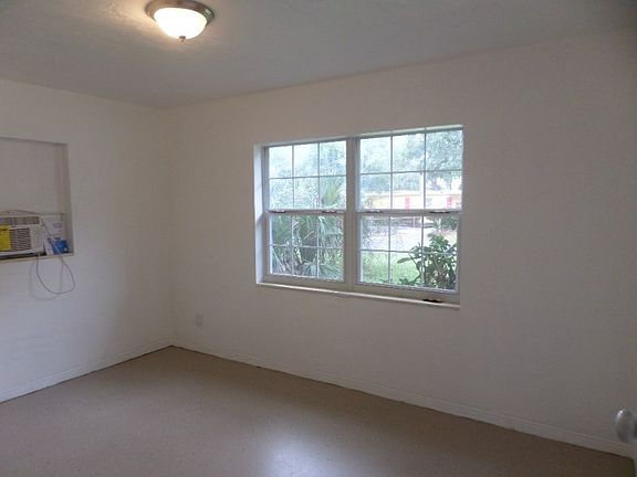 5th image of 3042 Emerson Ave S