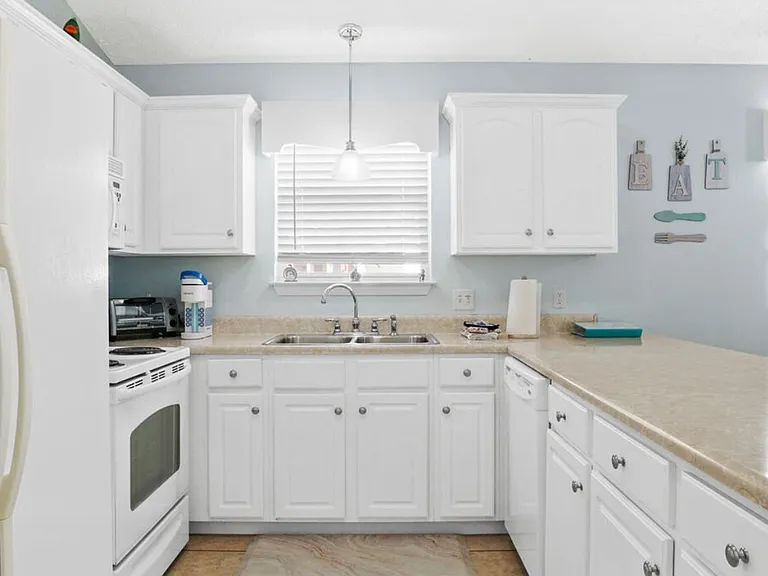 11709 Seashore Ln — Photo 4