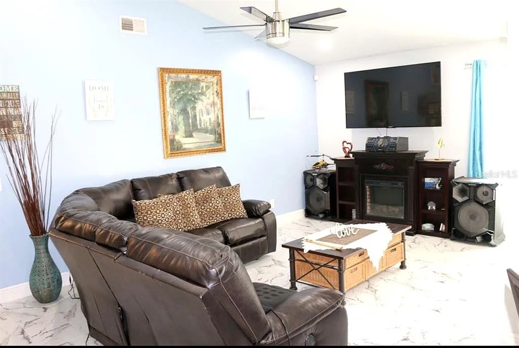 3 bed, 2.0 bath, 1280 sqft, $2,600 — Photo 4