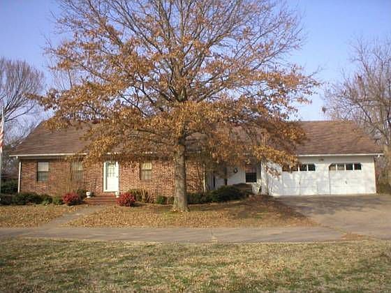 1st image of 302 Farris St