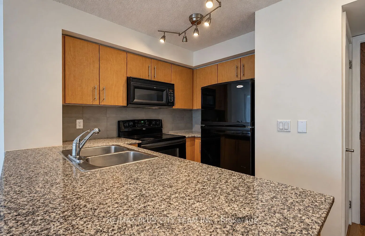 16 Yonge St — Photo 4