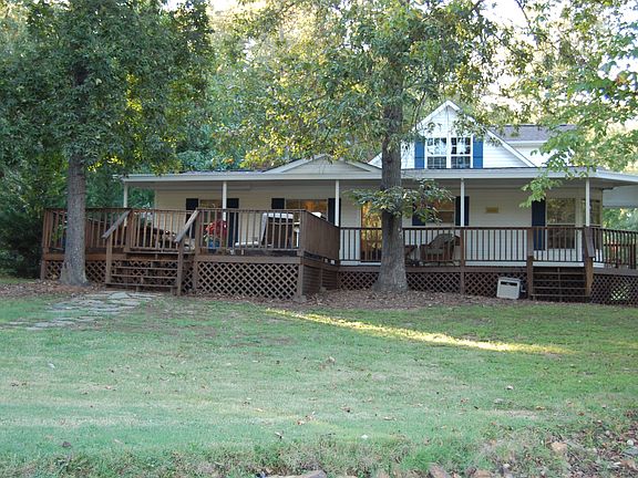 Front view of this cozy home