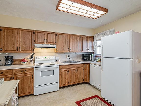 5th image of 745 Gilmore Dr
