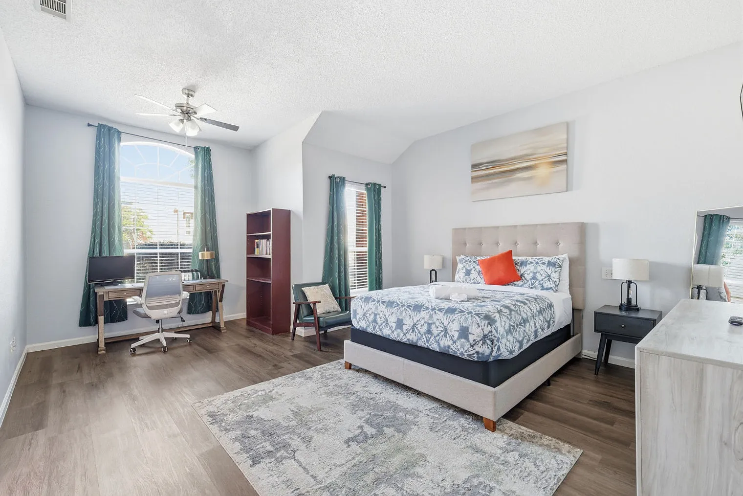 4 bed, 2.0 bath, $5,557 — Photo 2
