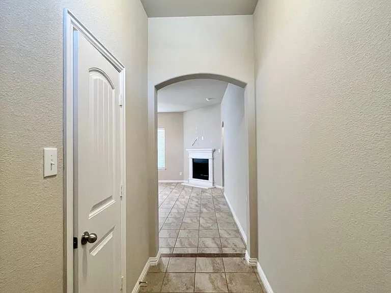215 Clark Dr — Photo 4