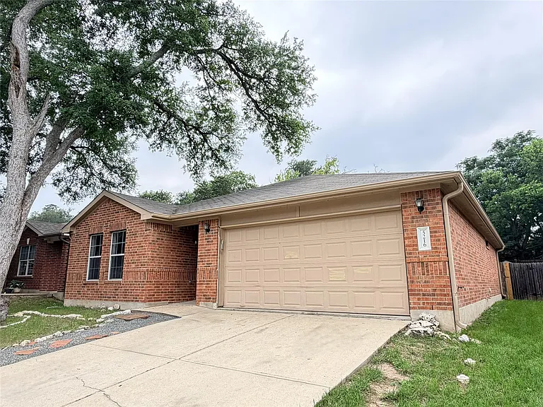 5216 English Glade Dr — Photo 2